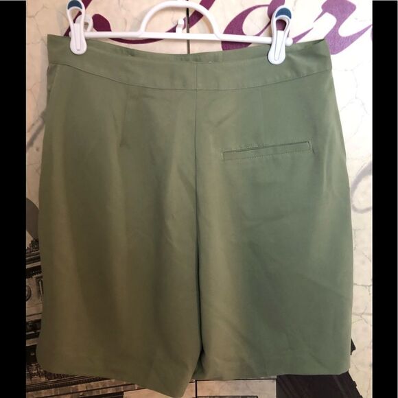 Nice shorts by IZOD in size 12 - Picture 2 of 2